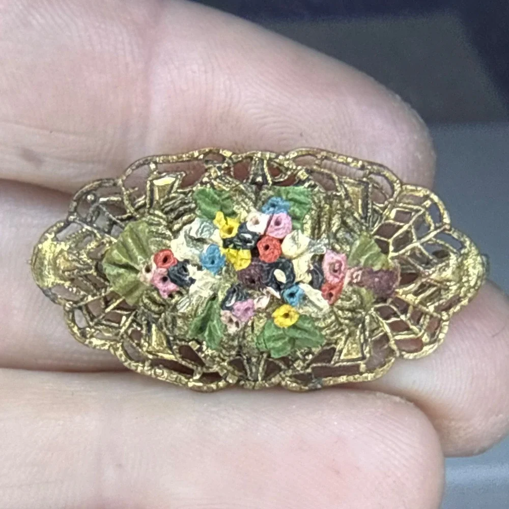 Vintage Gold Tone Flower Theme Brooch READ